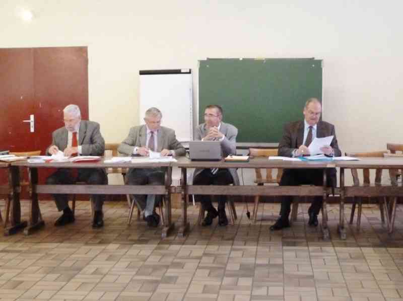 1_P1050910 (Clement).jpg - Le bureau de la séance...